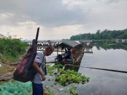 Ngabuburit Sambil Mancing Ikan di Rakit Jangari