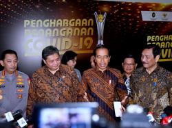 Garda Terdepan Penanganan Covid-19, Holding BUMN Farmasi Raih Penghargaan PPKM Award 2023