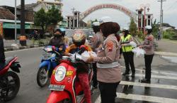 Bagikan Ratusan Takjil Ramadhan, Polwan Polres Sukoharjo Turun ke Jalan