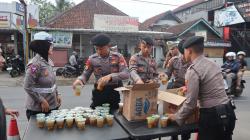 Polres Tasikmalaya Bagikan Takjil untuk Warga dan Pengguna Jalan di Depan Mako