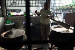 Kenikmatan Bubur Sop di Masjid Raya Al Mashun Selalu Dinanti Warga Medan