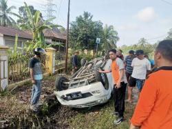 Gegara Hindari Sepeda Motor, Mobil Avanza Masuk Got dan Terbalik di Pemayung Batanghari