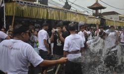 Remaja Denpasar Gelar Tradisi Ciuman Massal Setelah Nyepi Berakhir