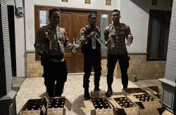 Polres Probolinggo Sita Ratusan Botol Miras yang Dijual saat Ramadan