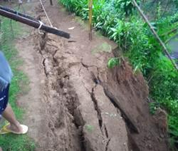 Dapur Rumah Warga di Banjarnegara Tertimpa Longsor Jelang Buka Puasa