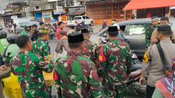 Kodim 1409/Gowa Bagikan Takjil, Kendaraan Rantis TNI Jadi Perhatian Warga