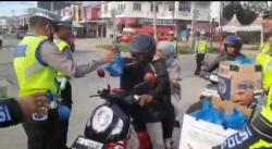 Satlantas Polres Pidie Jaya Bagikan Ratusan Paket Takjil Kepada Penguna Jalan