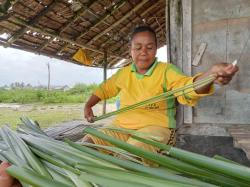 Krisis Perajin Anyaman Daun Pandan, Warga Lebak Terpaksa Menjual Bahan Baku dengan Harga Murah