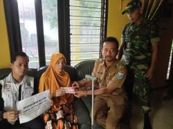 Pemdes Temenggungan Probolinggo Salurkan BLT DD Langsung ke Rumah Warga