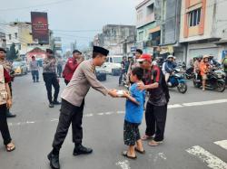 Dekatkan Diri dengan Masyarakat, Polres Tasikmalaya Kota Rutin Bagikan Takjil selama Bulan Ramadhan