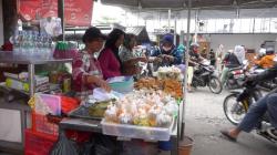 Luwesnya Pedagang di Stasiun Depok, Biasanya Jual Sarapan Kini Jual Menu Buka Puasa