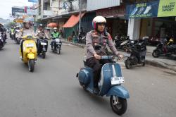 Kapolres Cirebon Kota Berkeliling dengan Motor Vespa Bagikan Nasi Kotak untuk Buka Puasa