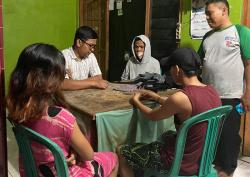 Gadis Muda Asyik Mesum Layani Pelanggan di Rumah Kontrakan