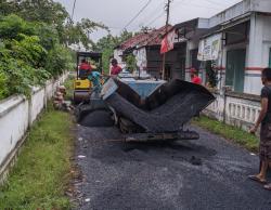 Dongkrak Laju Perekonomian, Pemdes Sukodadi Lakukan Pengaspalan Jalan Rusak