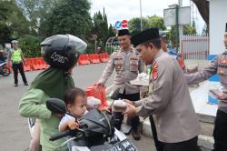 Indahnya Ramadhan, Kapolres Lebak Pimpin Pembagian Takjil Gratis untuk Pengendara