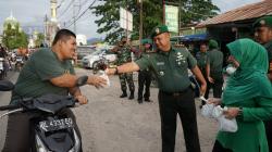 Kodim 0110 Abdya Borong Dagangan UMKM dan Membagikan ke Pengguna Jalan