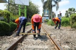 Jelang Arus Mudik, KAI Daop 8 Lakukan Perawatan Jalur KA