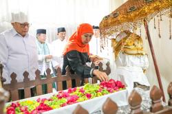 Tak Pernah Lupa dengan Wali, Inilah Kisah Spiritual Gubernur Khofifah yang Perlu Diketahui