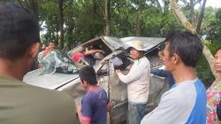 Seram! Mobil Tabrak Pohon di Hutan Ponorogo, Sopir: Jalan Terlihat Bercabang