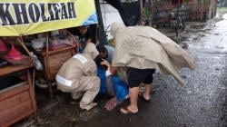 Video Detik-Detik Warung Empal Gentong Ibu Kholifah di Cirebon Tersambar Petir, 1 Tewas 2 Luka Berat