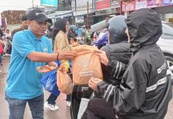 Mahasiswa Uniku Turun ke Jalan, Bagikan Ratusan Paket Takjil di Majalengka