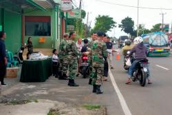 Kodim 0602/Serang Bagikan Takjil Gratis Kepada Warga Disekitar Makodim