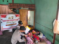 Polsek Kaur Selatan Salurkan Bantuan ke Penderita Stroke di Bandar Bintuhan