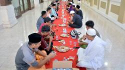 Komplek Pertamina RU VI Sediakan Iftar untuk Ratusan Orang