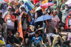 Potret Ribuan Pasien Pengobatan Ida Dayak yang Membuat Jalur Cilodong, Depok Macet