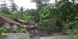 Hujan Lebat Picu Longsor dan Banjir di Kuningan, Bangunan Pabrik Terancam