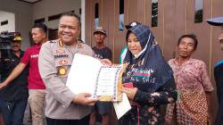 Kapolresta Beri Penghargaan Pada Warga Perekam Aksi Perampokan Bersenjata Api di Cilacap