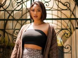 Menggemaskan, Potret Centil Marion Jola Pakai Bra Kemben