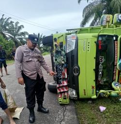 Supir Kaget saat Bertemu Mobil, Truk Bermuatan Sawit Terbalik di Tikungan Tikke