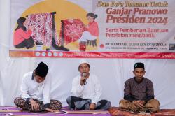 Wujudkan Santri Berdikari, Kiai Muda Ganjar Latih Bikin Batik