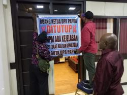 Puluhan Anggota Dewan Palang Ruang Kerja Pimpinan DPR Papua