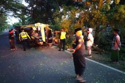 Diduga Mengantuk, Truk Bermuatan Telur Terguling di Jalan Ponorogo-Trenggalek