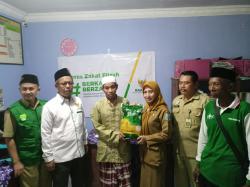 Momen Ramadhan, Warga Desa Klampokan Besuk Diberi Bantuan Beras Zakat Fitrah