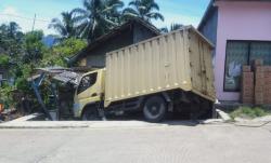 Warga Batukuwung Padarincang Digegerkan dengan Mobil Box Seruduk Warung hingga Hancur