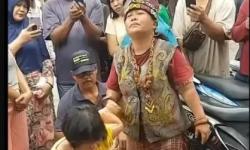 Pasien Ibu Ida Dayak Selalu Membludak, Siapa Dia?