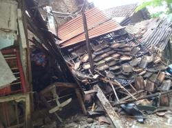 Diguyur Hujan Deras, Rumah Warga Ambruk