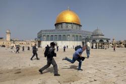 Membabi Buta, Tentara Israel Serbu Warga Yang Sedang Beribadah di Masjid Al-Aqsa