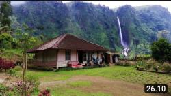 Video Kampung Dibawah Curug di Lereng Bukit