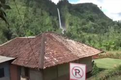 Rumah Panggung Sederhana dengan View Air Terjun di Cianjur Ditawar Miliaran Rupiah