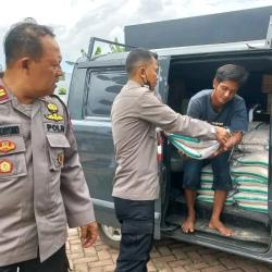 Binmas Polres Pringsewu Bantuan Diserahkan di Tiga Lokasi Berbeda