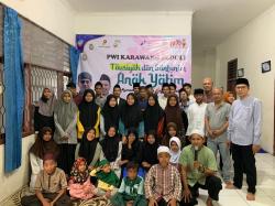 Peduli Yatim, PWI Karawang Santuni Puluhan Anak Yatim dan Dhuafa