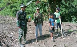 Didampingi Babinsa 1427-03, Warga Baras Mulai Tanam Jagung