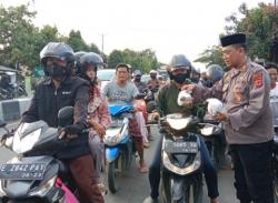 Polisi dan Warga Tionghoa Bagikan Takjil Gratis Depan Mapolsek Gunungjati