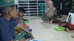 Mama Muda Cantik Ini Bagikan Makan Sahur ke Ratusan Anak Yatim