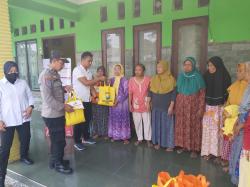 Di Kecamatan Dander, Sat Reskoba dan Sat Binmas Polres Bojonegoro Salurkan Bansos