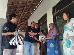 Peduli Warga Kurang Mampu, iNewsNganjuk.id Salurkan Puluhan Paket Sembako